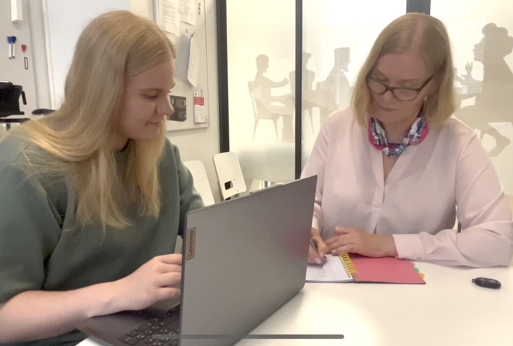 Tuuli ja Tuija suunnittelevat projektia yhdessä