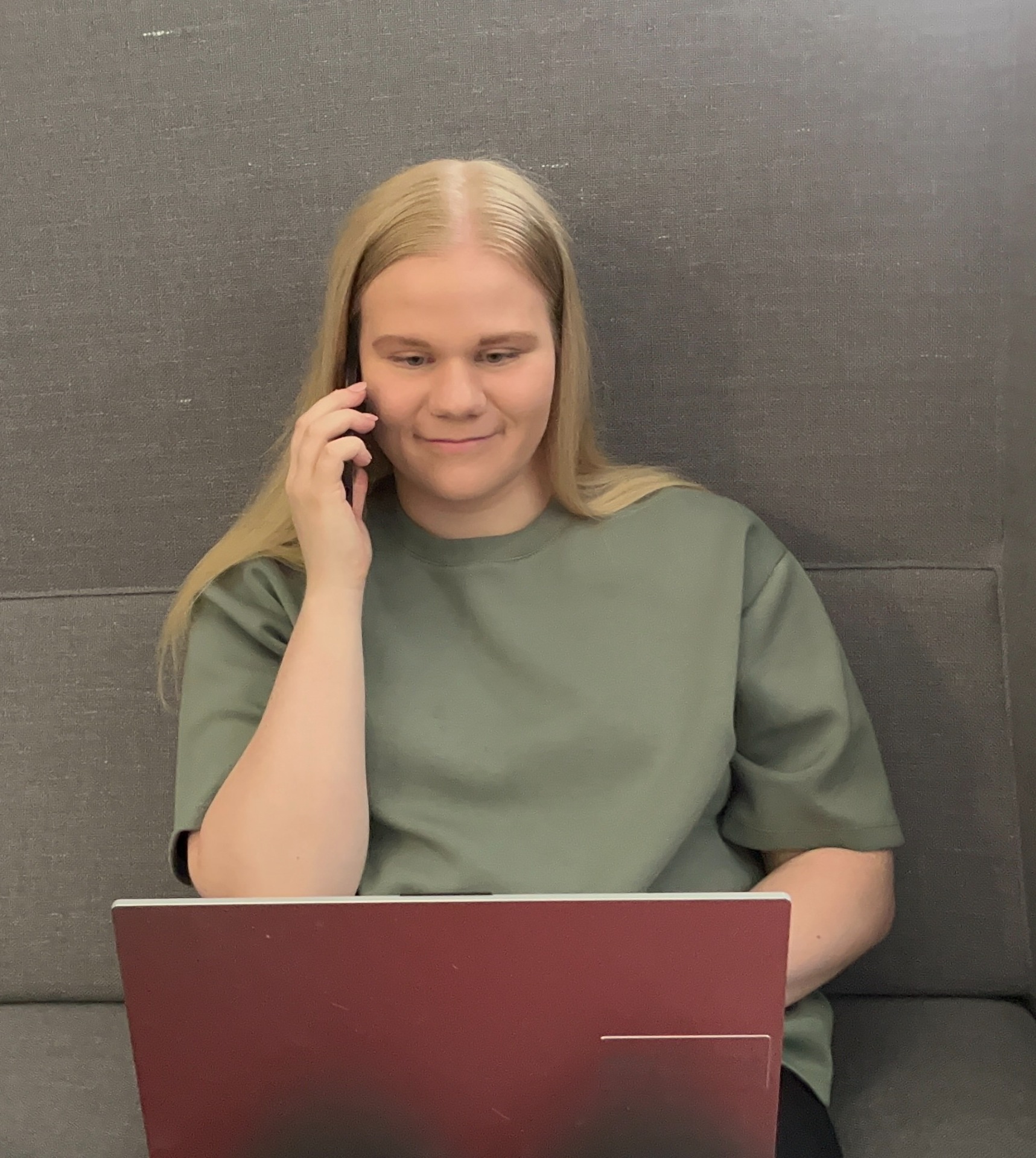 Tuuli Tuomiaho työskentelee tietokoneella